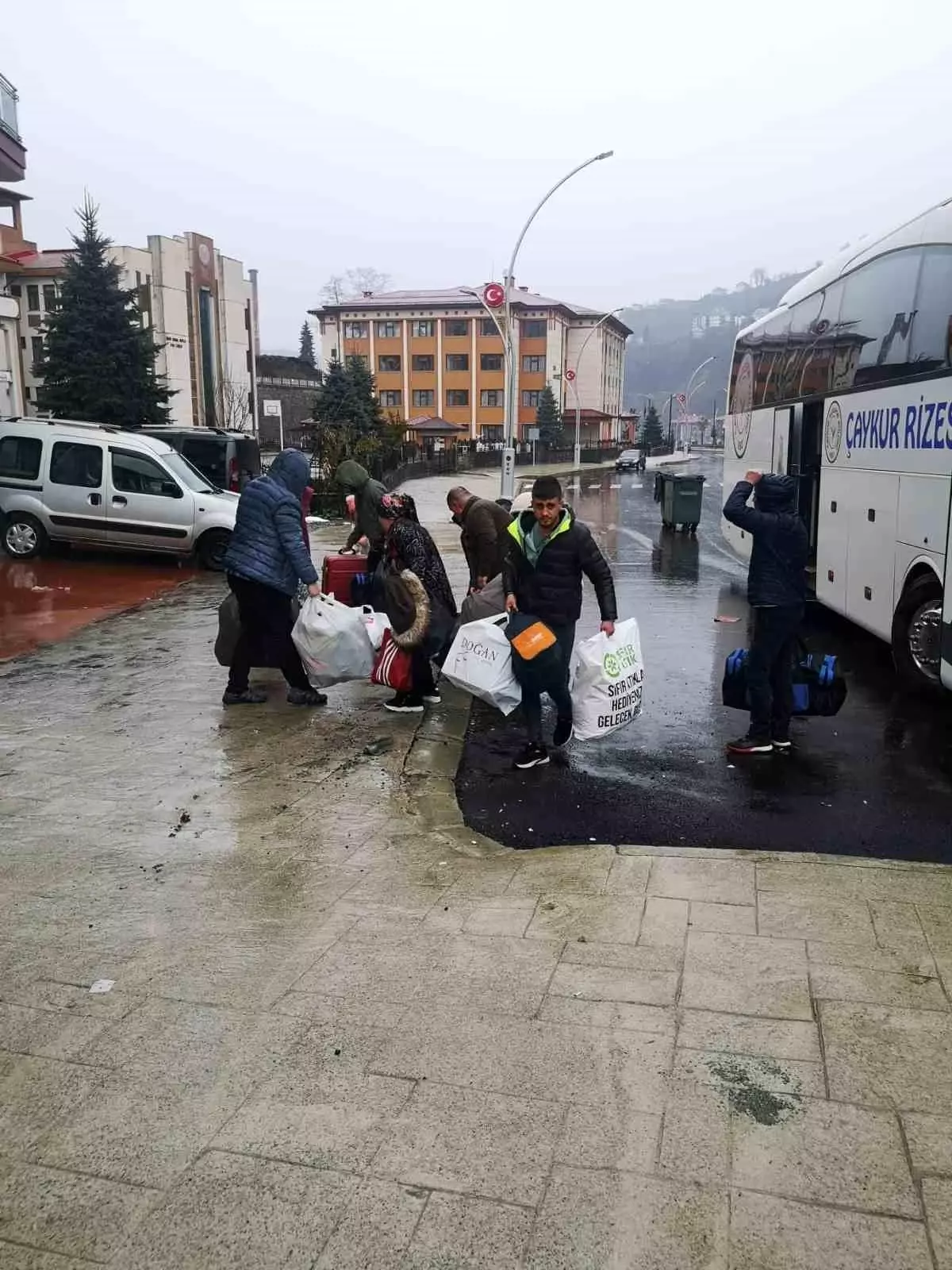 Afet bölgesinden gelen depremzedeler yurtlara yerleştirilmeye devam ediliyor