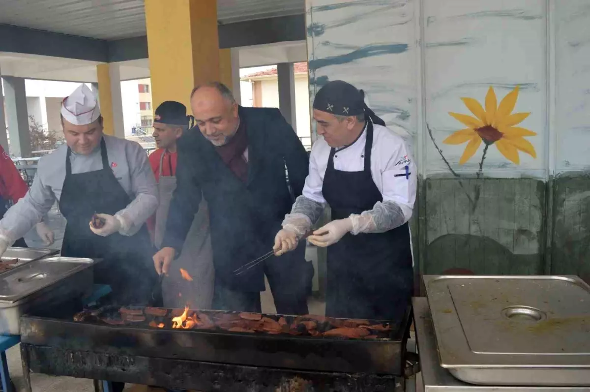 Afyonkarahisar\'da sucuk mangalları depremzedeler için yandı