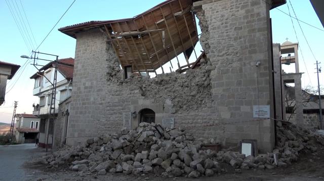 Asırlardır ayakta duran tarihi Meryem Ana Ortodoks Kilisesi depremde yıkıldı