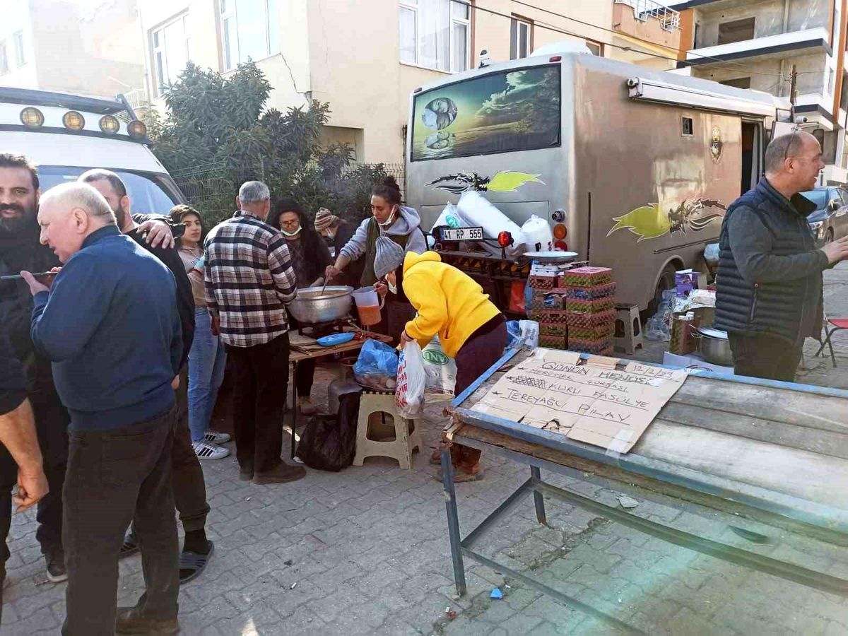 Ayvalıklı gönüllü Hatay\'da binlerce insana seyyar mutfağıyla umut oldu