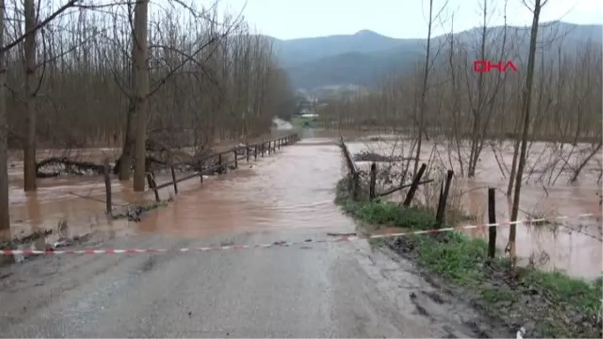 BARTIN\'DA SAĞANAK YAĞIŞ; 2 KÖYE ULAŞIM SAĞLAYAN KÖPRÜ KAPANDI