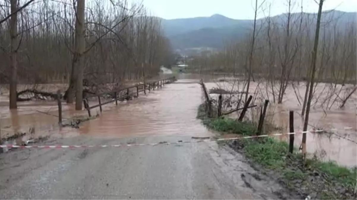 Bartın\'da sağanak yağış nedeniyle 2 köye ulaşım sağlayan köprü kapandı