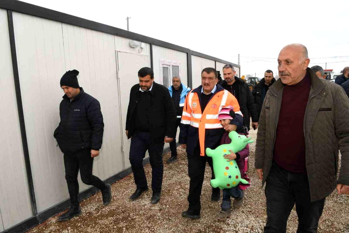 Başkan Gürkan, Doğanşehir\'de depremzedeleri ziyaret etti