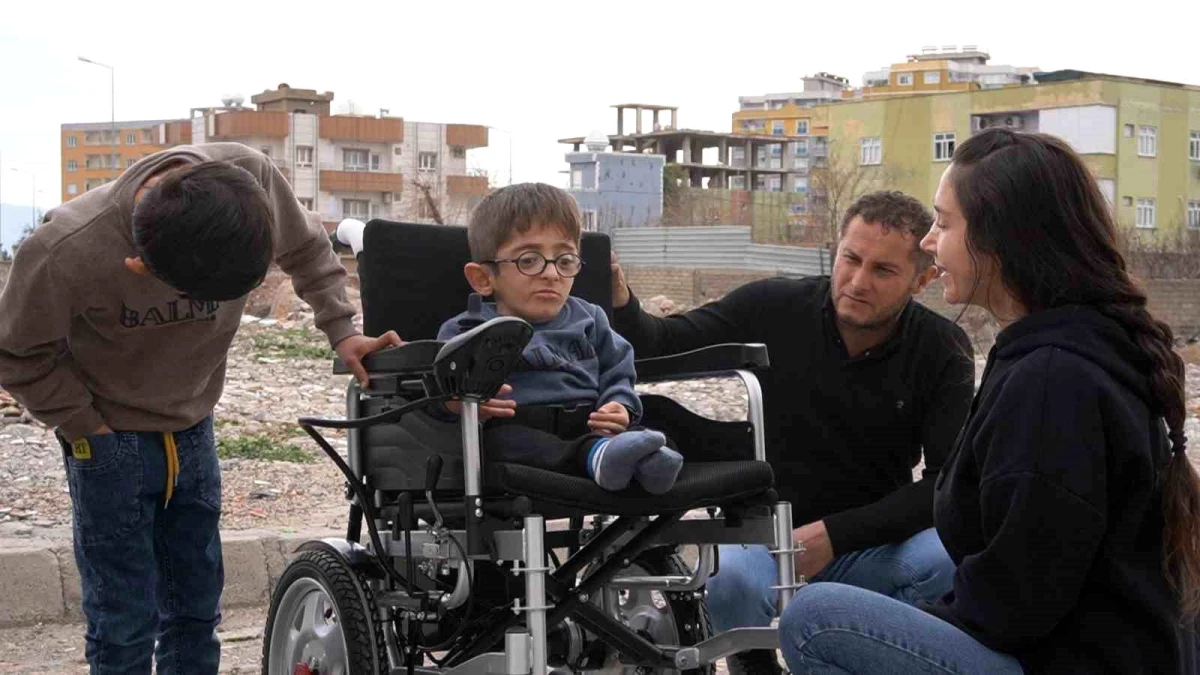 Cam kemik hastası Mustafa\'nın akülü araba hayali gerçekleştirildi
