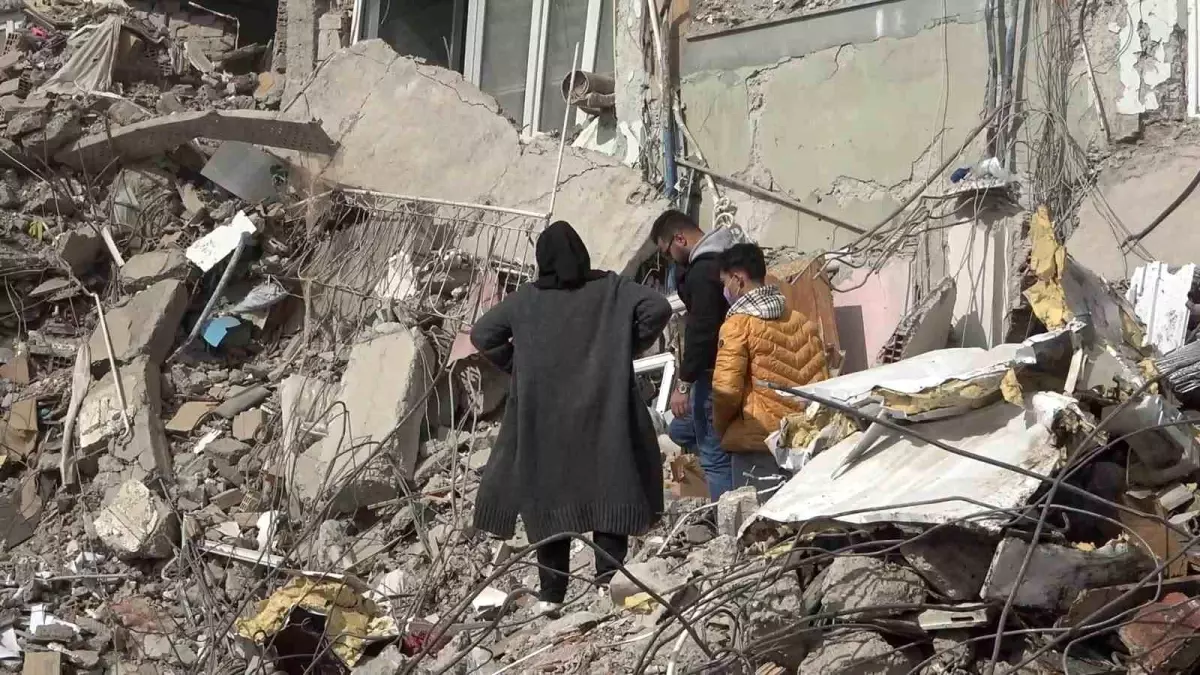 Canlarını hiçe sayıp enkaz üstünde kıyafet arayışına düştüler