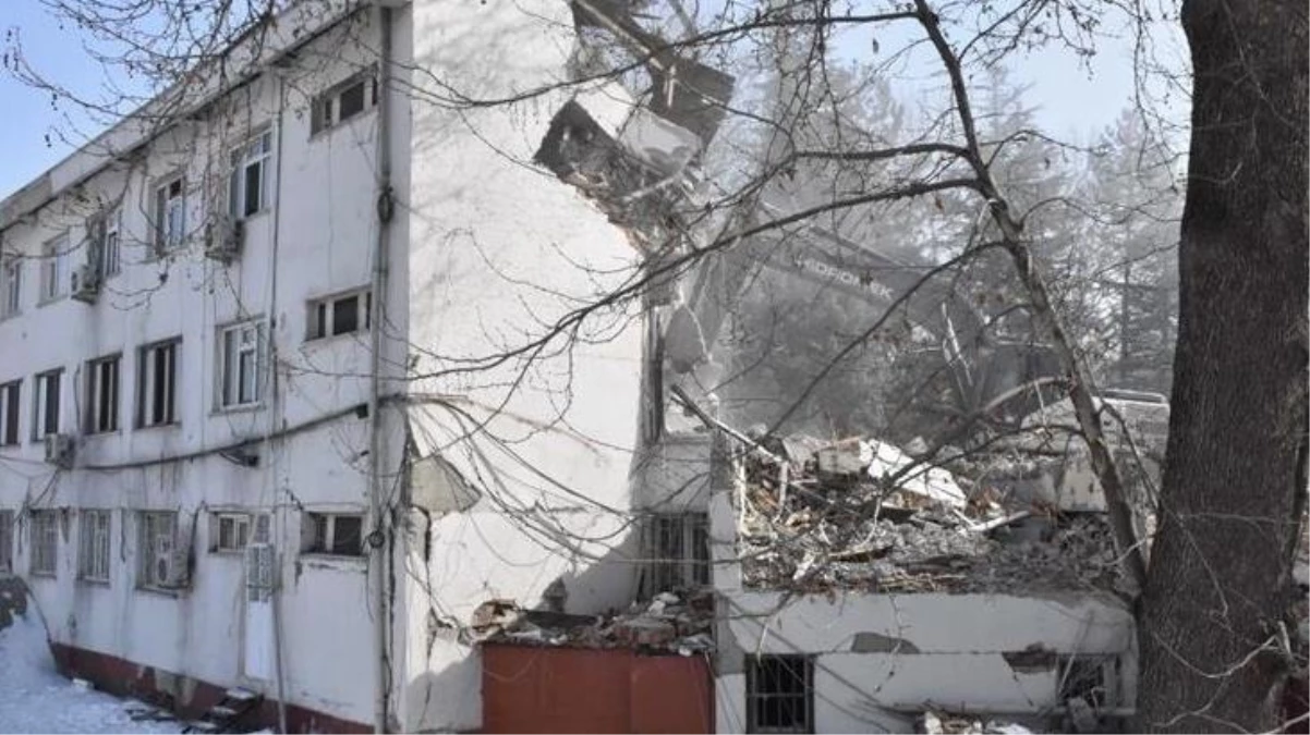 Depremden sonra yıkım kararı verilen Elbistan Belediyesi enkazında "resmi evrak kaldı" iddiası gerçeği yansıtmıyor