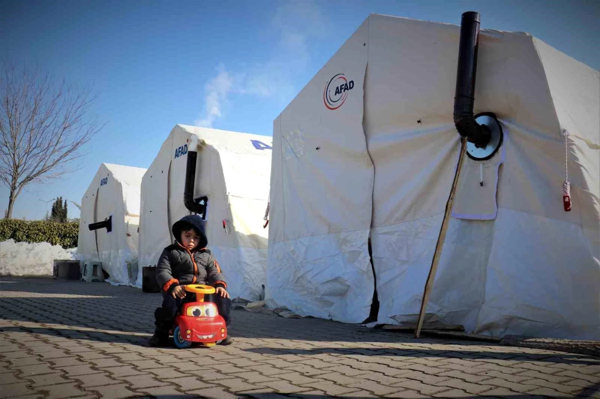 Depremin vurduğu Malatya\'da, çocukların çadır kent yaşamı
