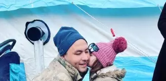 Depremzede çocuktan oyuncak hediye eden jandarmaya teşekkür öpücüğü