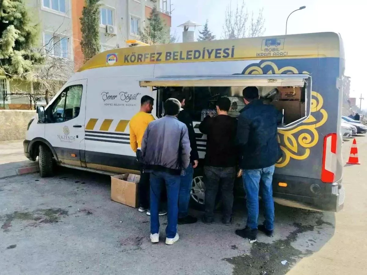 Depremzedelere her gün çorba ve çay ikram ediliyor