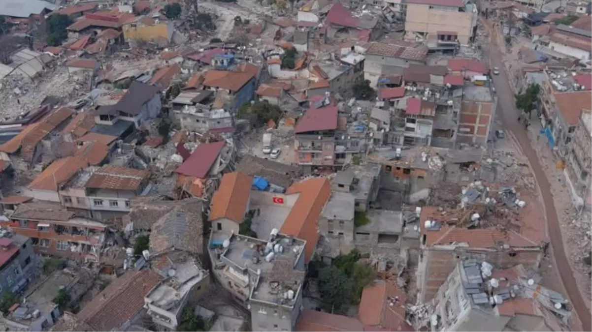 Dünyanın aydınlatılan ilk caddesindeki tarihi yapılara bakanlık uyarı tabelaları astı