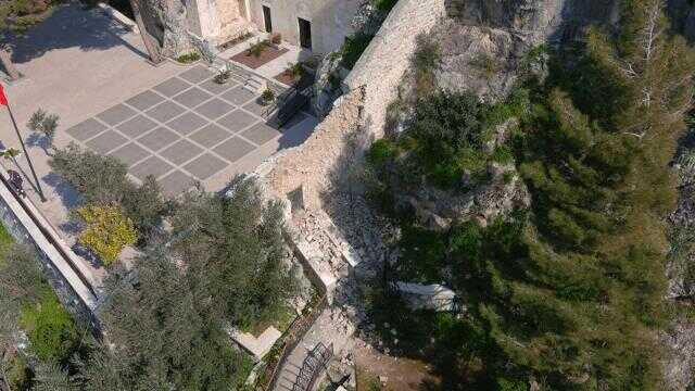 Dünyanın ilk mağara kilisesi olan Saint Pierre Kilisesi'nin istinat duvarı yıkıldı Dünyanın ilk mağara kilisesi olan Saint Pierre Kilisesi'nin istinat duvarı yıkıldı