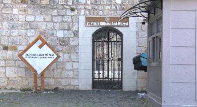 Dünyanın ilk mağara kilisesi olan Saint Pierre Kilisesi'nin istinat duvarı yıkıldı Dünyanın ilk mağara kilisesi olan Saint Pierre Kilisesi'nin istinat duvarı yıkıldı