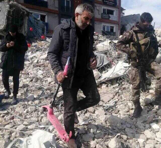 Enkaz altında torununun scooterını bulan adam gözyaşlarına hakim olamadı Enkaz altında torununun scooterını bulan adam gözyaşlarına hakim olamadı