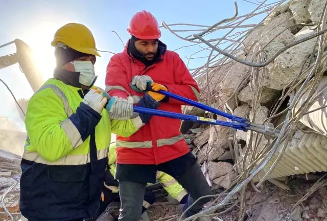 Enkazda bulunan para dolu banka kasası yetkililere teslim edildi Enkazda bulunan para dolu banka kasası yetkililere teslim edildi