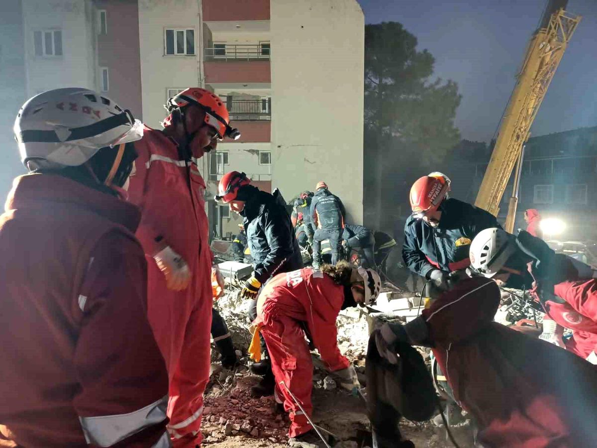 Enkazın 'kurtarıcı kadınları'