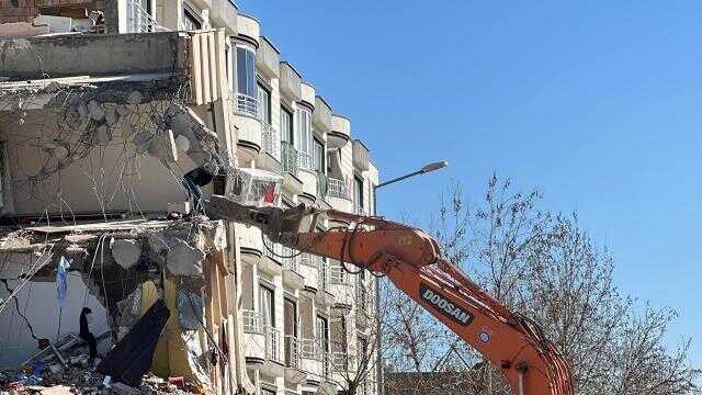 Eşyasını kurtarmaya çalışan depremzede pes dedirtti Eşyasını kurtarmaya çalışan depremzede pes dedirtti
