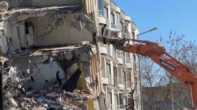 Eşyasını kurtarmaya çalışan depremzede pes dedirtti Eşyasını kurtarmaya çalışan depremzede pes dedirtti