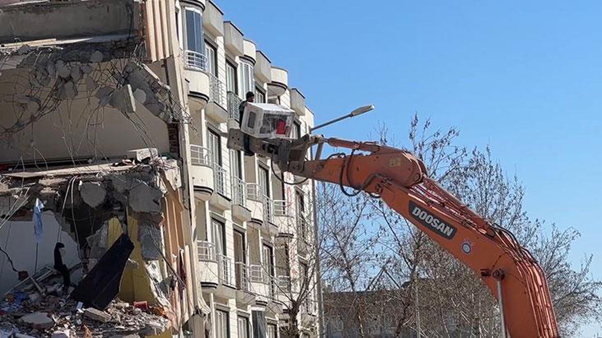 Akıllara durgunluk veren olay! Depremzede hayatını tehlikeye atarak yıkılmak üzere olan binadan eşyasını aldı