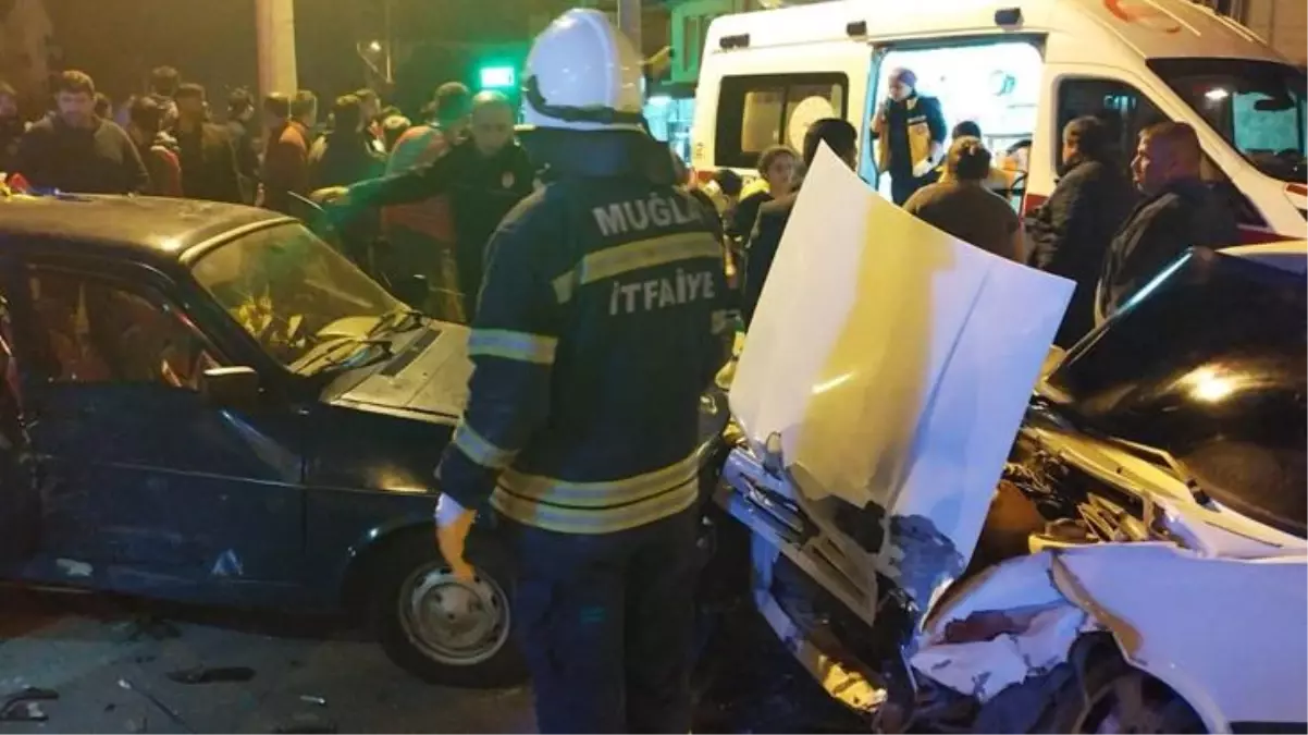 Fethiye\'de iki otomobilin çarpıştığı kazada 10 kişi yaralandı