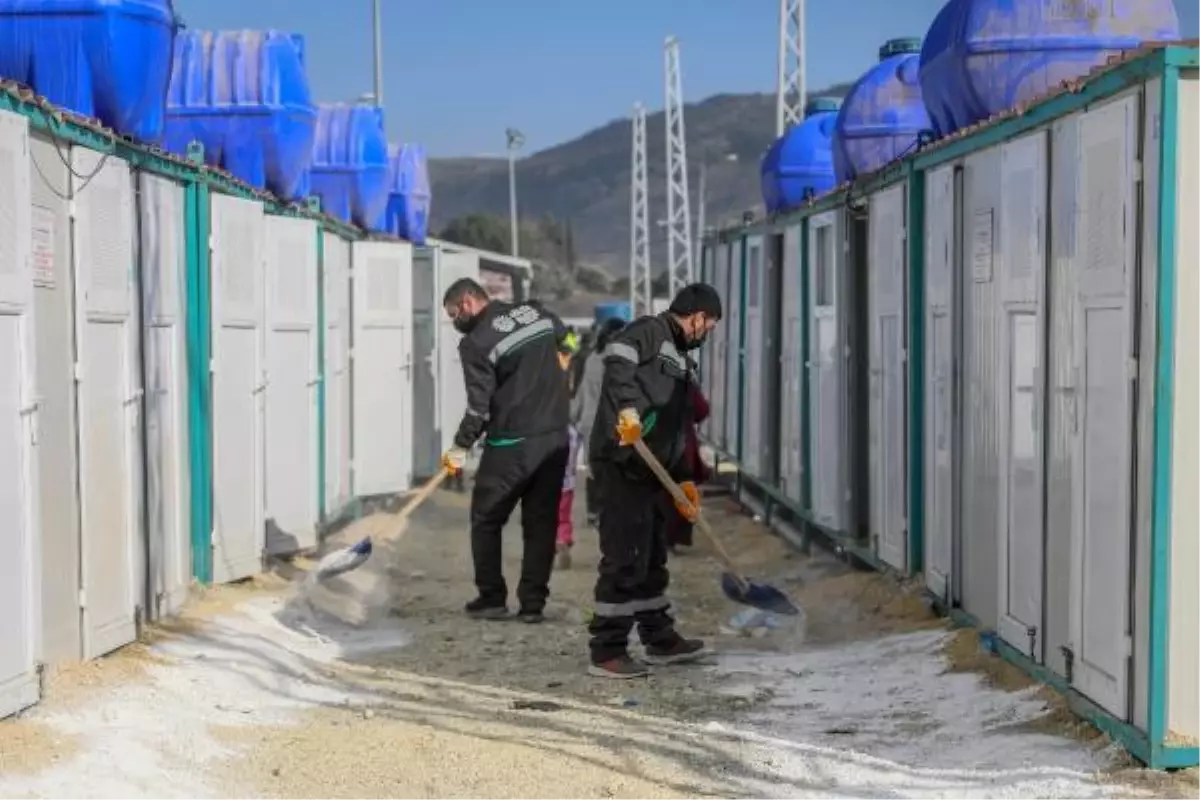 HATAY\'DA BULAŞICI HASTALIK RİSKİNE KARŞI DEZENFEKSİYON VE KİREÇLEME