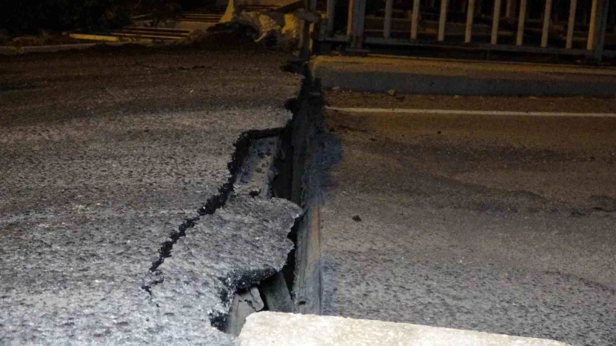 Hatay\'da deprem sonrası köprü 10 santimetre aşağıya çökerek yoldan ayrıldı