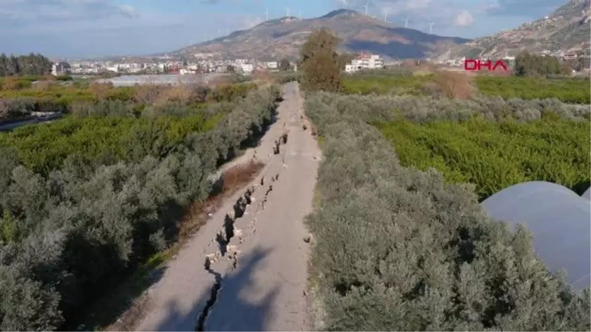 HATAY\'DA YARIKLARIN OLUŞTUĞU 3 KİLOMETRELİK YOL ÇÖKTÜ