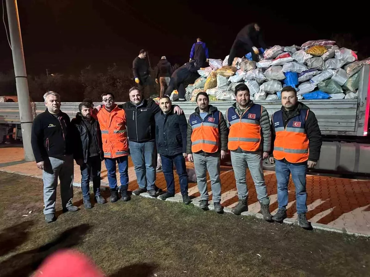 İhtiyaç malzemelerini deprem bölgesine ulaştırdılar