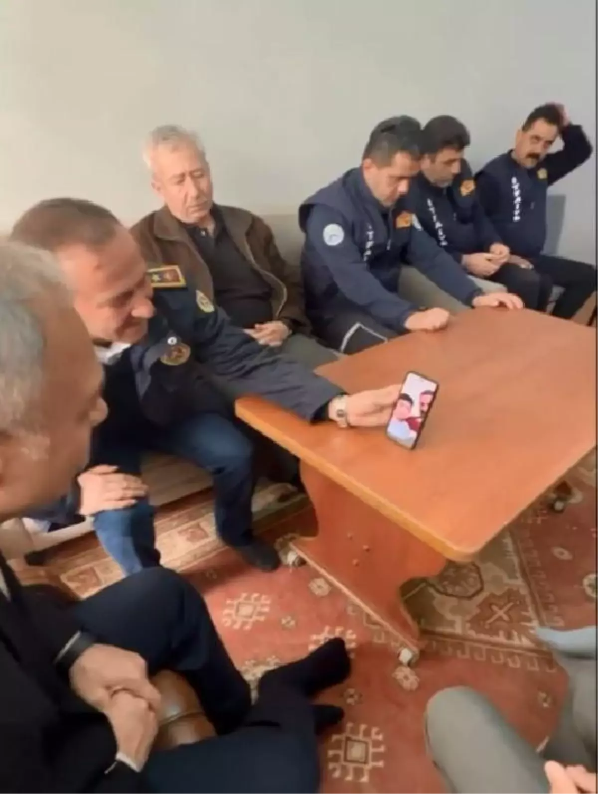 İTFAİYECİLER KURTARDIKLARI 10 YAŞINDAKİ ERDEM\'İ GÖRÜNTÜLÜ ARADI