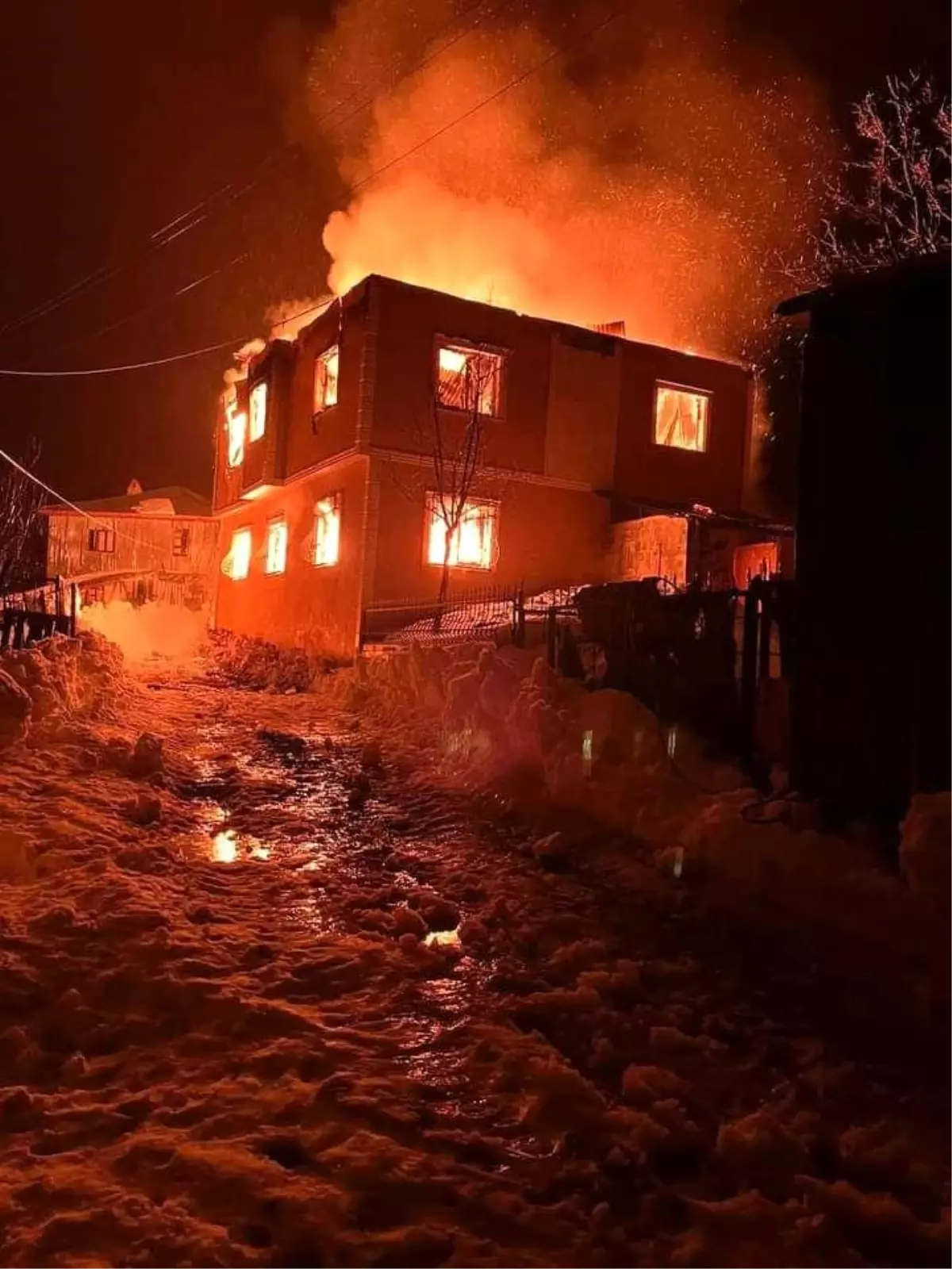 Kastamonu\'da iki katlı ev alevlere teslim oldu