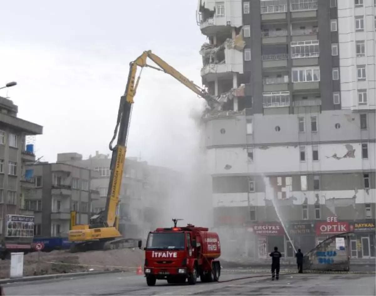 KAYSERİ\'DE AĞIR HASARLI OLAN 12 KATLI BİNADA KONTROLLÜ YIKIM BAŞLADI