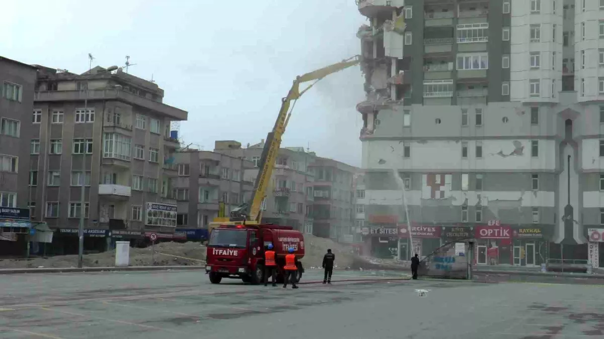 Kayseri\'deki ağır hasarlı binanın yıkımına başlandı