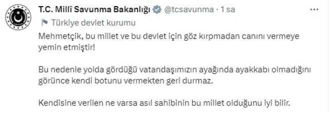 Mehmetçik ayakkabısı olmayan vatandaşa botlarını verdi Mehmetçik ayakkabısı olmayan vatandaşa botlarını verdi