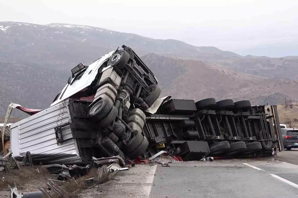 Metrelerce sürüklenen tır bariyerleri biçti: 1 yaralı