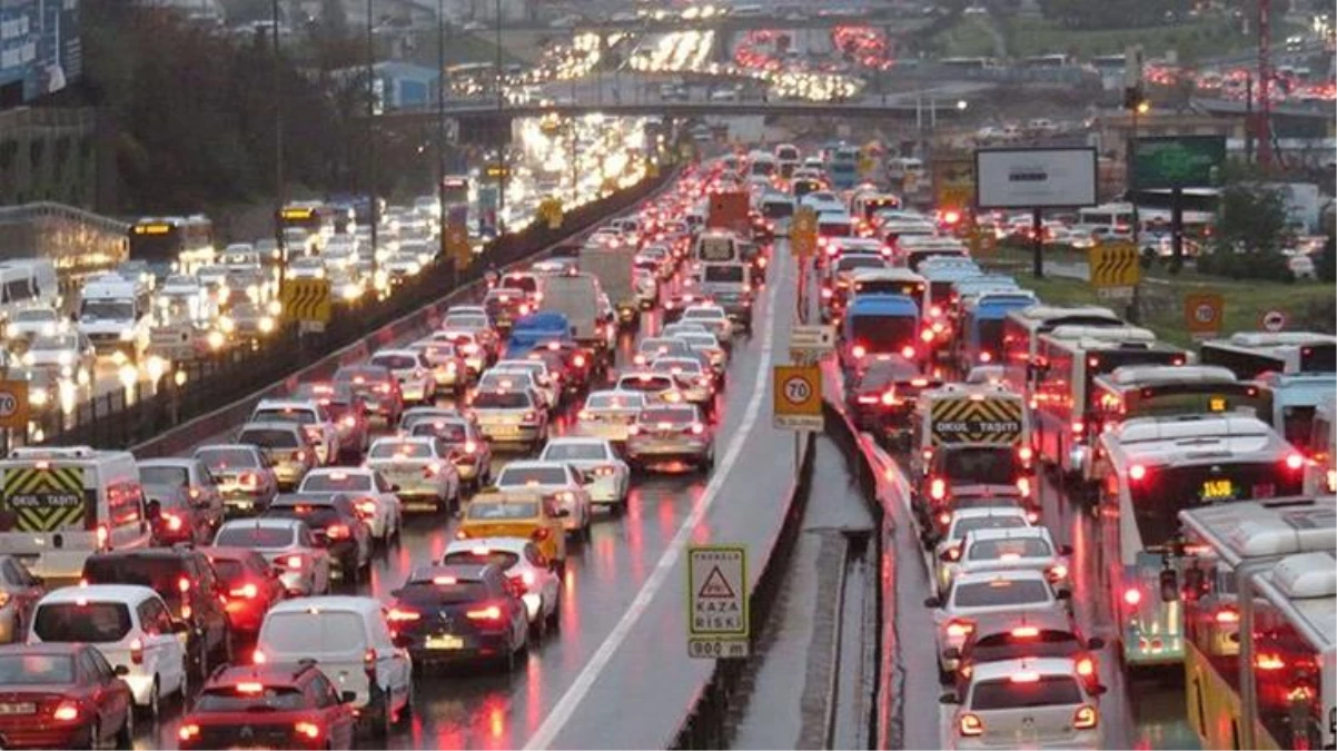 Okulların açılmasıyla İstanbul\'da trafik kilit! Yoğunluk her geçen dakika artıyor