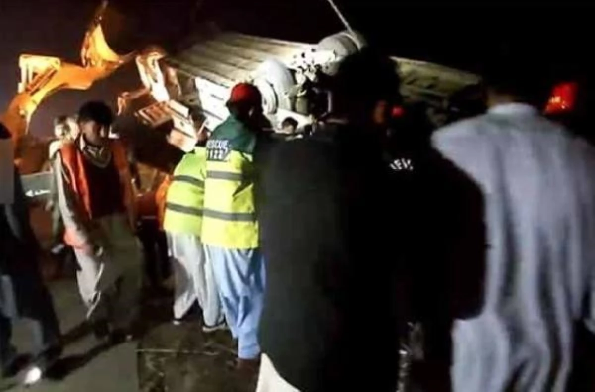 Pakistan\'da otobüs kazası: 12 ölü, 54 yaralı