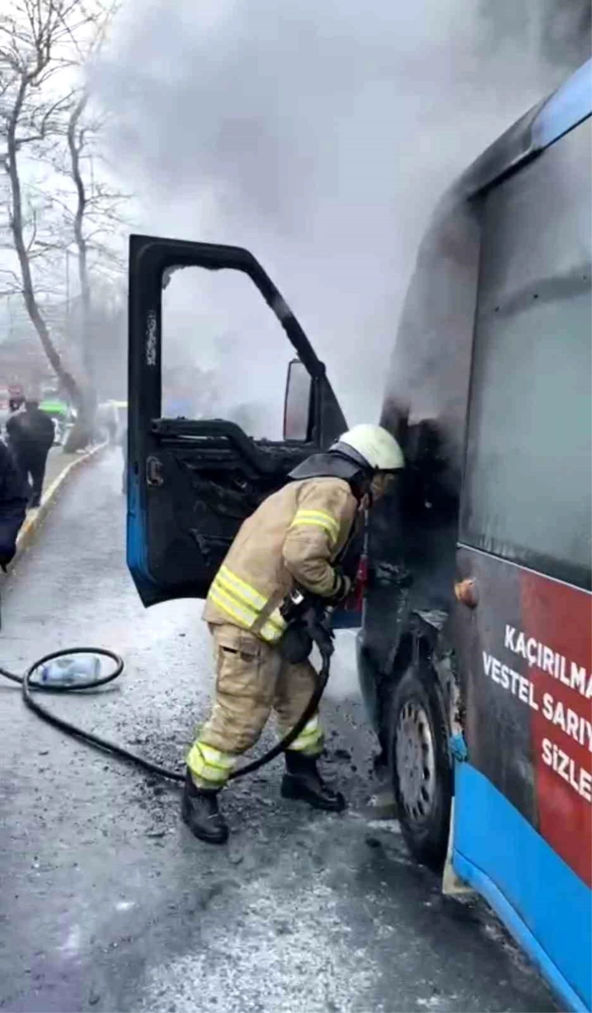 Sarıyer\'de yanan minibüs itfaiye ekiplerince söndürüldü