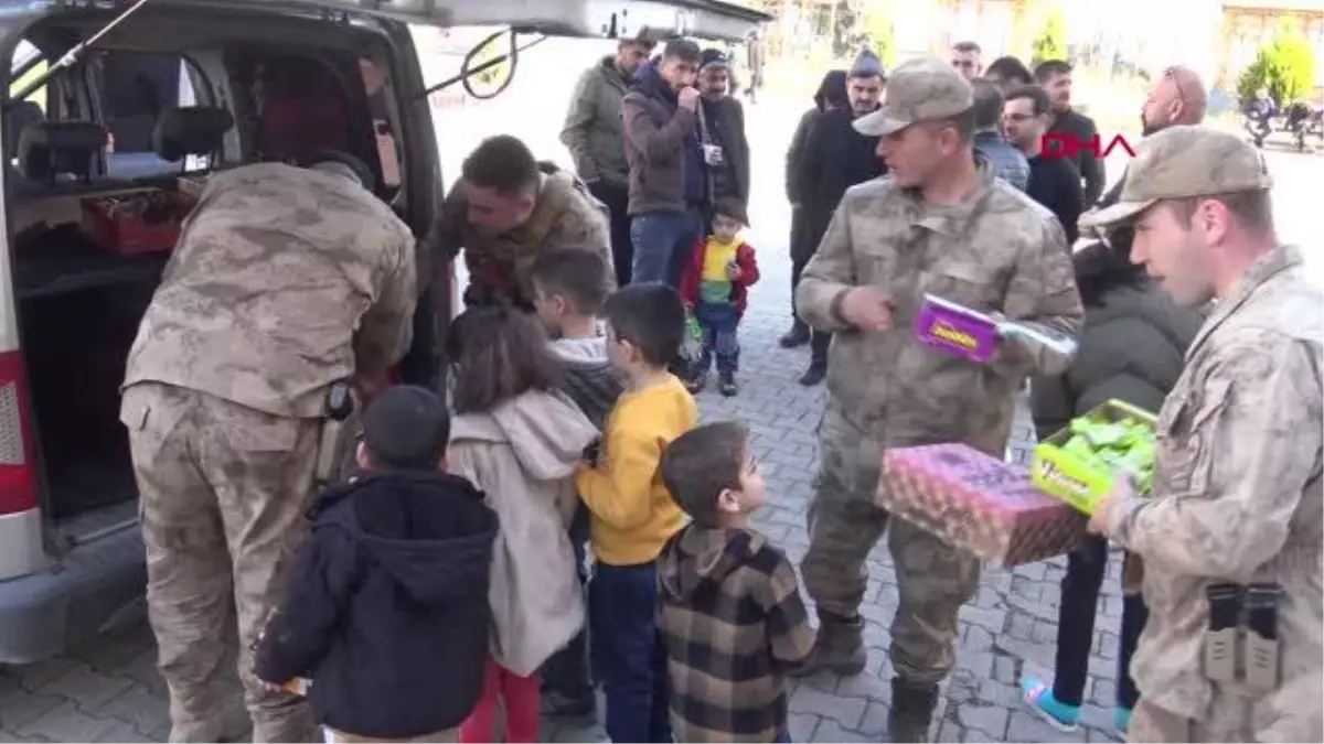 SİLOPİ\'DE JANDARMA, DEPREMZEDE ÇOCUKLARLA BULUŞTU