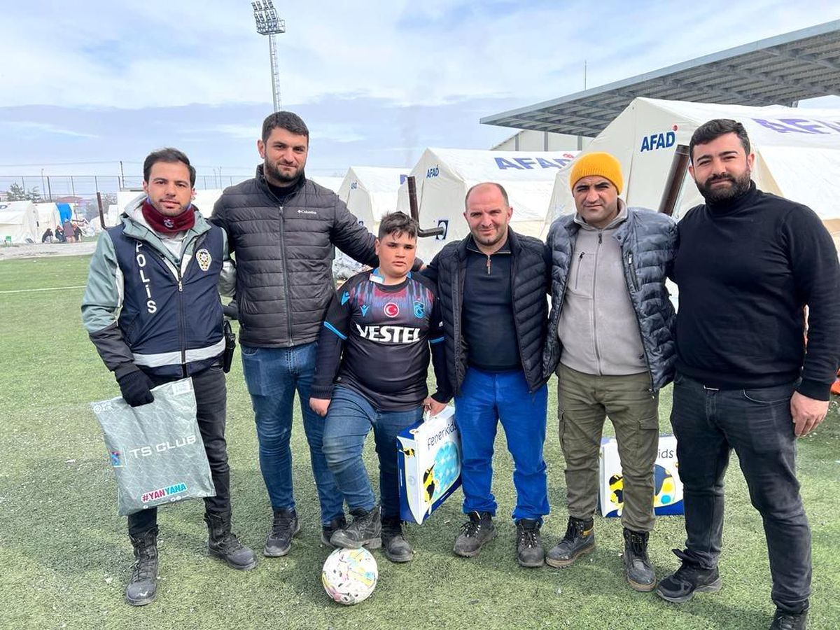 Türkiye yazılı topa vurmayan Enes Trabzonspor'un gönderdiği top ve formasına kavuştu