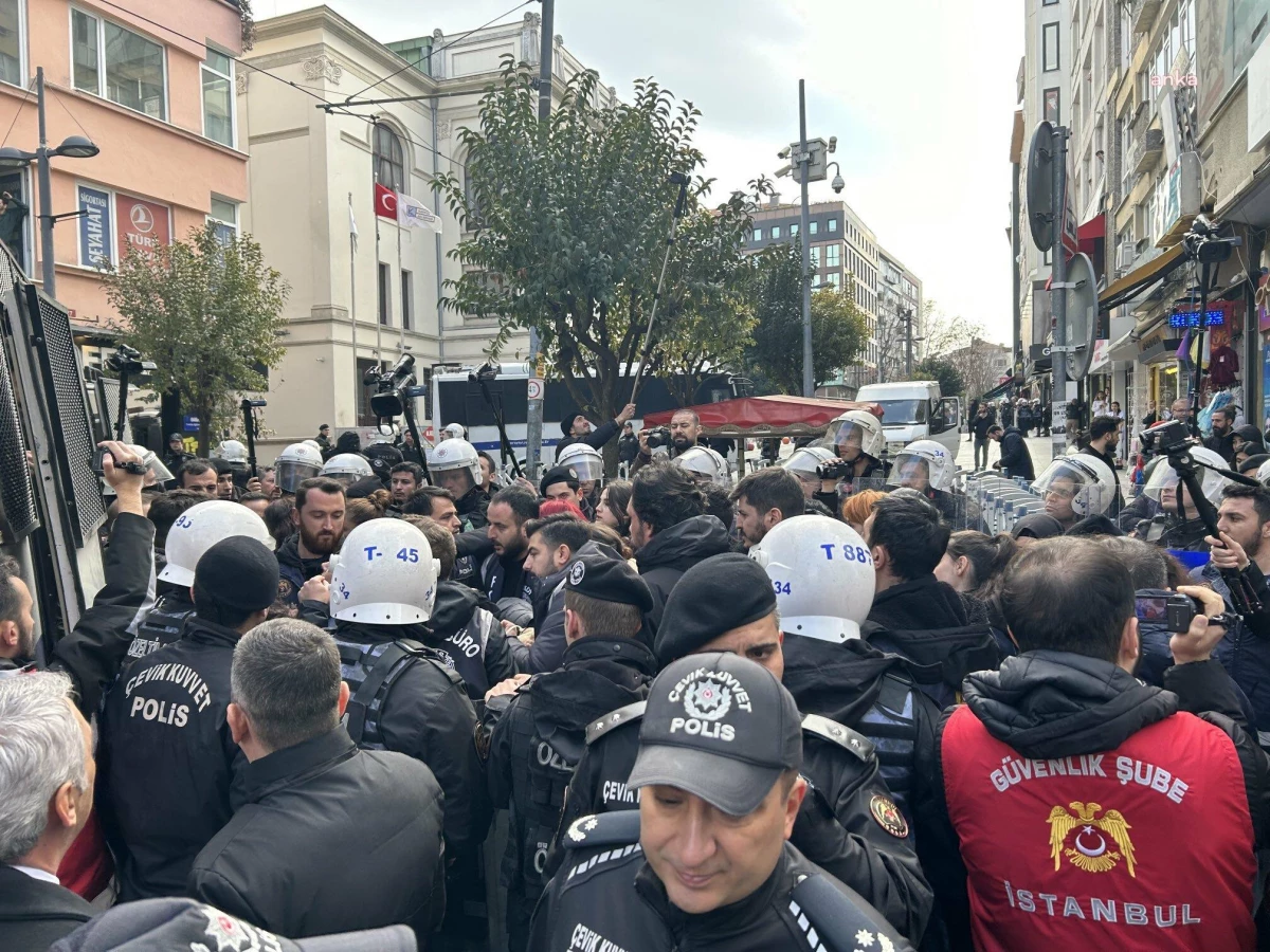 Üniversite Öğrencilerinin, Kadıköy\'de Uzaktan Eğitim Kararı Protestosuna Polis Müdahalebi: 23 Kişi Gözaltına Aldı