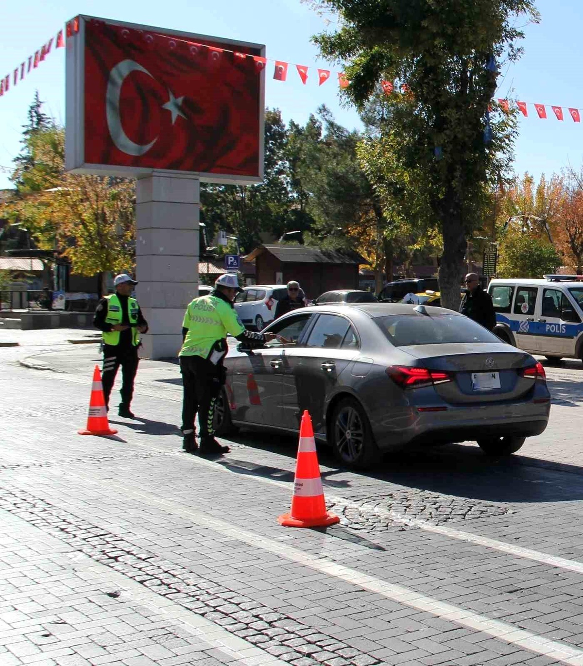 Uşak\'ta 870 sürücüye para cezası kesildi