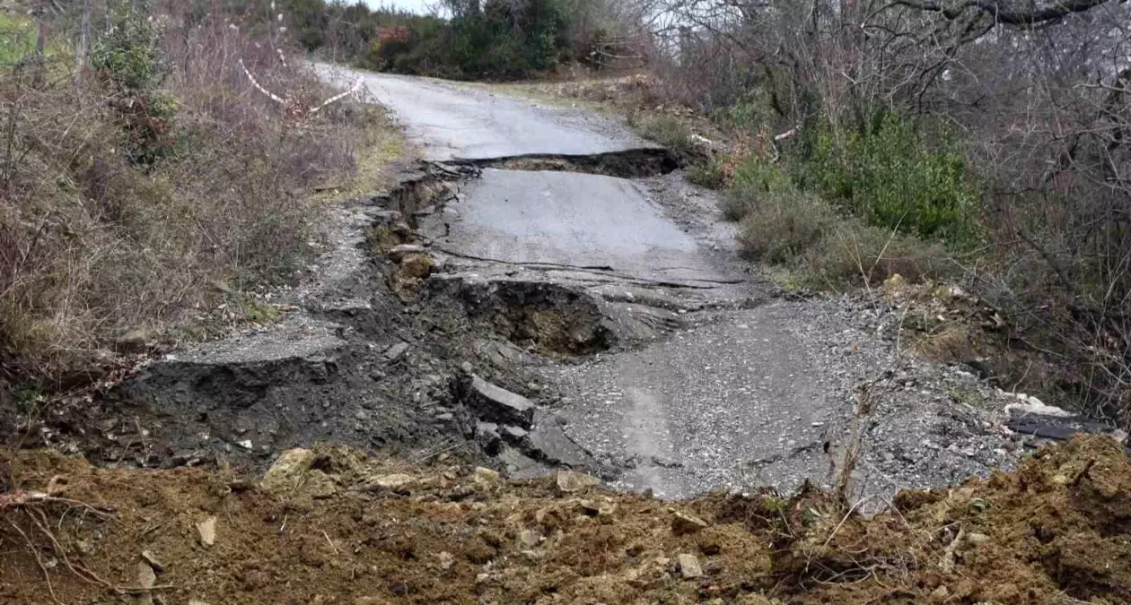 Yakakent\'te heyelan nedeniyle yol trafiğe kapandı