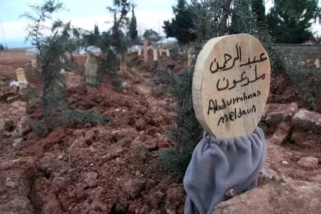 Deprem bölgesinden yürek burkan görüntüler! Not bırakan da var üzerini örten de