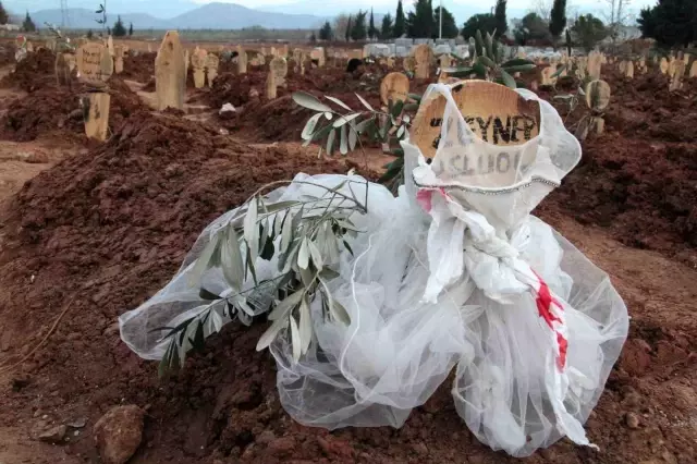 Deprem bölgesinde kahreden görüntüler! Not bırakan da var üzerini örten de