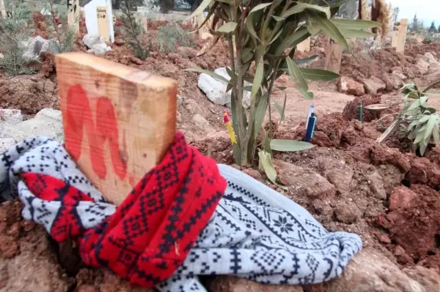 Deprem bölgesinde kahreden görüntüler! Not bırakan da var üzerini örten de