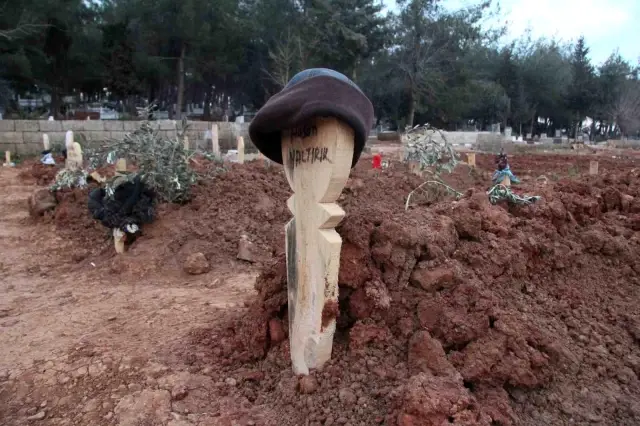 Deprem bölgesinden yürek burkan görüntüler! Not bırakan da var üzerini örten de