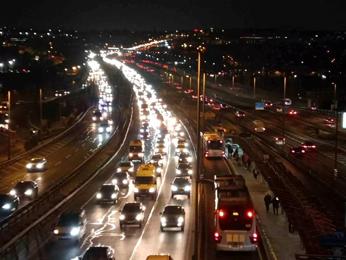 Yarıyıl tatilinin bitmesiyle birlikte İstanbul\'da trafik yoğunluğu oluştu