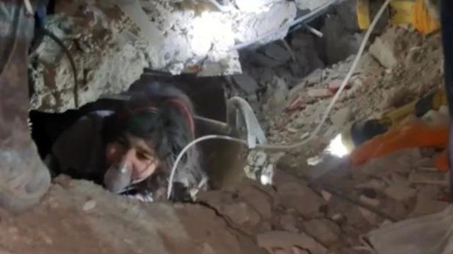 12 yaşındaki kız çocuğu depremde tüm ailesini kaybetti! Felaketten sonra gelen telefon ise acılarını ikiye katladı