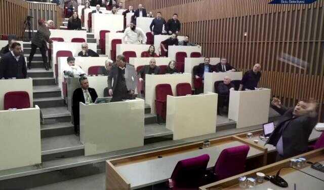 AK Parti'li meclis üyesi, Tanju Özcan'a su şişesi fırlattı