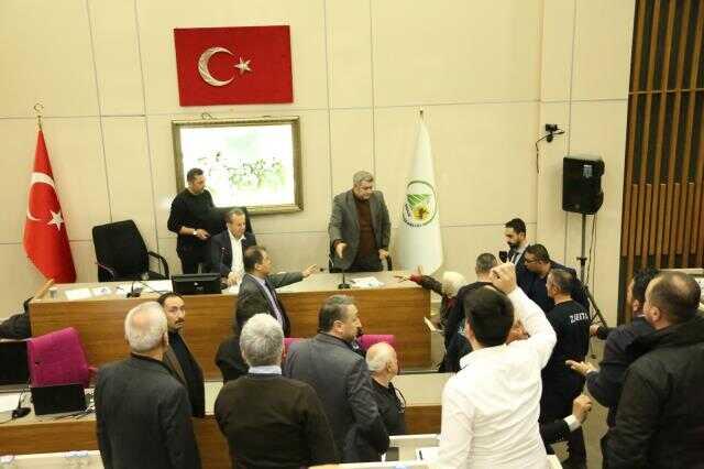 AK Parti'li meclis üyesi, Tanju Özcan'a su şişesi fırlattı