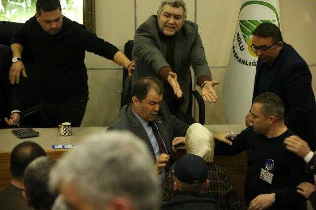 AK Parti'li meclis üyesi, Tanju Özcan'a su şişesi fırlattı